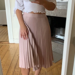 Rosa kjol storlek M  - Säljer denna kjol från H&M storlek M 🌸 sitter high waisted
