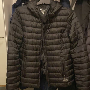 Jacka Champion - Dunjacka från Champion i bra skick. Säljer pga att den knappt används, står bara i skåpet.. OBS! Står storlek 42 på jackan men det är en Small.