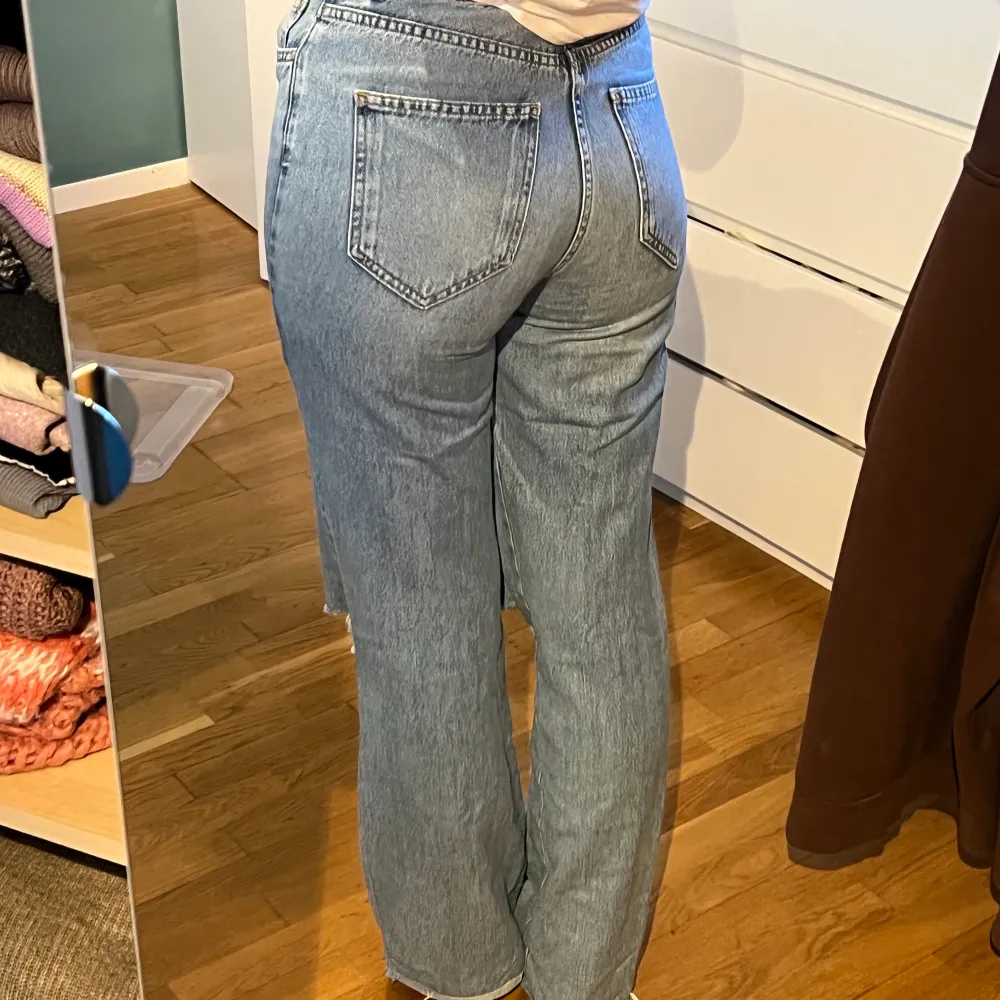 Jeans i den perfekta tvätten! Hål på knäna och långa i benen:) Skriv vid intresse, för fler bilder eller frågor! Kolla in min profil jag rensar!!💕. Jeans & Byxor.