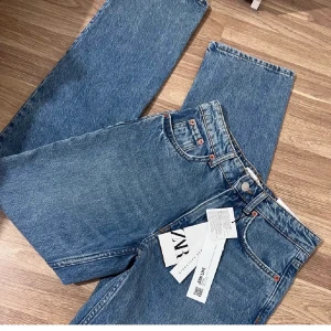 Zara jeans - Jättepopulär, slutsålt mid rise Zara jeans i storlek 34! Jeans är helt ny och prislapp sitter på! 🥰