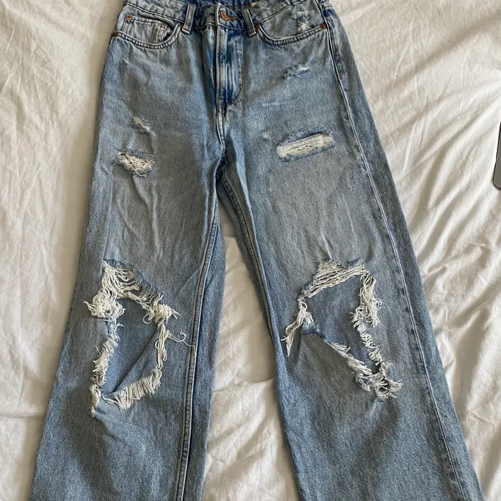 Säljer dessa coola jeans ifrån hm med hål i. Sälj inte längre, då det vart slut sålda snabbt. De är högmidjade och raka jeans. Storlek 36 (finns 38 med), passar inte längre. Hålen har blivit större. Möts i sthlm och fraktar, pris kan diskuteras💝 . Jeans & Byxor.