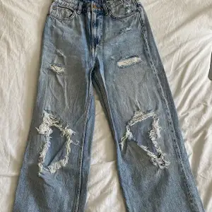 Säljer dessa coola jeans ifrån hm med hål i. Sälj inte längre, då det vart slut sålda snabbt. De är högmidjade och raka jeans. Storlek 36 (finns 38 med), passar inte längre. Hålen har blivit större. Möts i sthlm och fraktar, pris kan diskuteras💝 