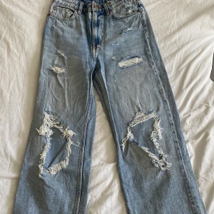 Jeans med hål - Säljer dessa coola jeans ifrån hm med hål i. Sälj inte längre, då det vart slut sålda snabbt. De är högmidjade och raka jeans. Storlek 36 (finns 38 med), passar inte längre. Hålen har blivit större. Möts i sthlm och fraktar, pris kan diskuteras💝 