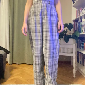 Vida byxor från H&M  - Trendiga vida byxor i storlek 38. Bra skick, använt bara några gånger. Säljer för att jag gått ner i vikt och den blev för stor