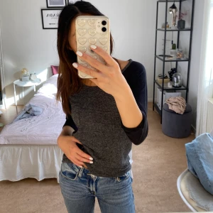 Tröja från h&m - Grå/svart tröja från h&m med ficka vid bröstet. Kan mötas upp eller frakta.