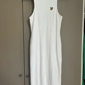 Lyle & Scott Klänning - Säljer min superfina vita &tighta klänning från lyle & scott. Sitter snyggt figursytt på kroppen !   | Köparen står för frakten , paketpris vid köp av flera plagg💓 Hör av er vid ev. frågor