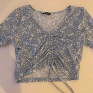 Shein tröja blå knapp tröja - Blå tröja original pris ca 60 , storlek xs