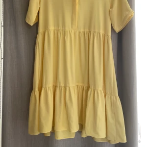 Gul fin sommarklänning  - Klänningen är knappt använd och därför i toppenskick. Även om storleken är M passar klänningen för de med s som jag, som vill ha en lite flowigare klänning.