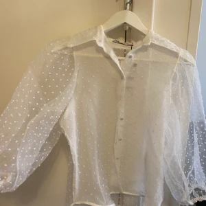 Gullig topp/blus från Zara - Fin blus från Zara, aldrig använts prislapp kvar. XS passar även S finns på Lilla Essingen i Stockholm