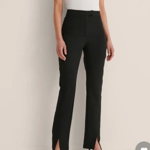 Kostymbyxor - Hej! Säljer den här kostymbyxorna från NAKD för dem är för stora på mig. Har endast provat dem. Är i storlek 38!