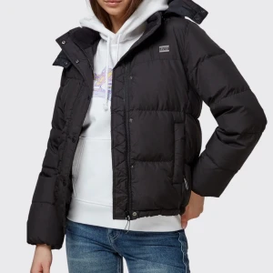 Dunjacka Levis - Levi’s dunjacka köpt i vintras säljes. Som nu i skicket då jag endast använt den i ungefär en månad men säljer du eftersom att jag vill ha en längre jacka. Nypris var 2000. Skicka meddelande för fler bilder☺️