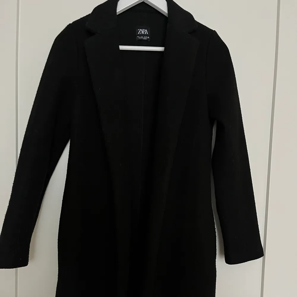 Säljer min svarta kappa från zara då den inte kommer till användning längre 💘 Kappan har ett nopprigt material   Köparen står för frakt!🫶🏽. Jackor.
