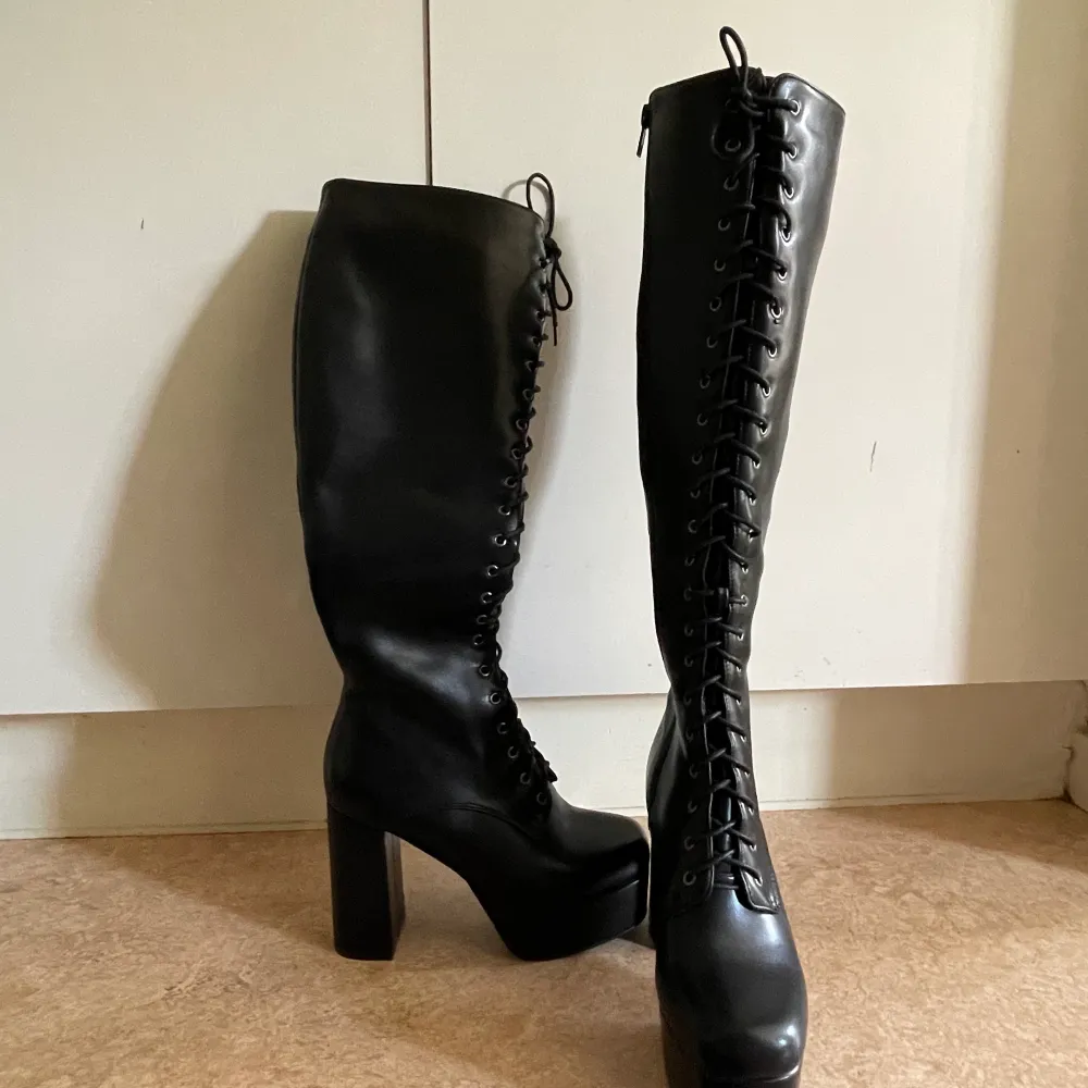 Super comfy platform boots fra Lamoda. Selges da jeg har en clean out. Ingen skader og de er utrolig gode å gå i. . Skor.