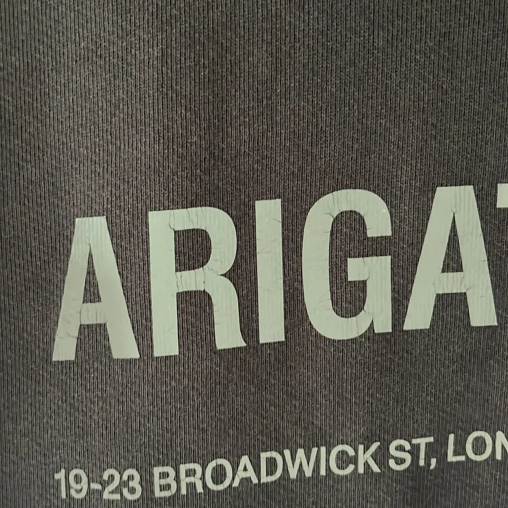 En mörkgråAxel Arigato hoodie i bra skick.  Lite slitna siffror men annars felfri. Tryck i reflex💡  Köpt för 1599kr 💰 Storlek L kan passa XL också  Köparen står för frakt🚛📦. Tröjor & Koftor.
