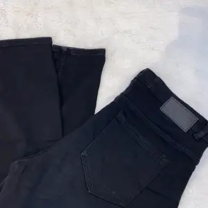 Ett par svarta straight jeans, de är gjorda i mycket stretchigt material. Fickorna på jeansen är okså unika. Endast använt jeansen två gånger, då dem är för stora.