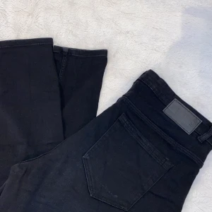 Svarta jeans (PIECES)  - Ett par svarta straight jeans, de är gjorda i mycket stretchigt material. Fickorna på jeansen är okså unika. Endast använt jeansen två gånger, då dem är för stora.
