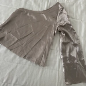 Ivy Revel Topp - Festtopp från Kenzas tidigare märke Ivy Revel. Perfekt för fest eller finare tillställning men även för en mer uppklädd vardag! Tyckt om mycket! Gott skick: nypris 399, pris kan diskuteras. Fråga om bilder på! (Går att stryka men har ej hemma)