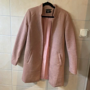 damjackor - 1. xs  2. utan storlek men passar xs  3. m   fint skick, sparsamt använda! köparen betalar ev frakt. 