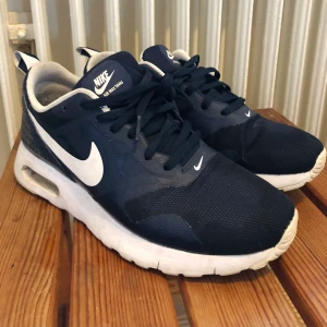 Nike Air Max Tavas - 🌸storlek 36,5 - passar mig som har 37 🌸Endast använda för inomhusbruk 🌸litet slitage på insidan häl, i övrigt inget slitage.