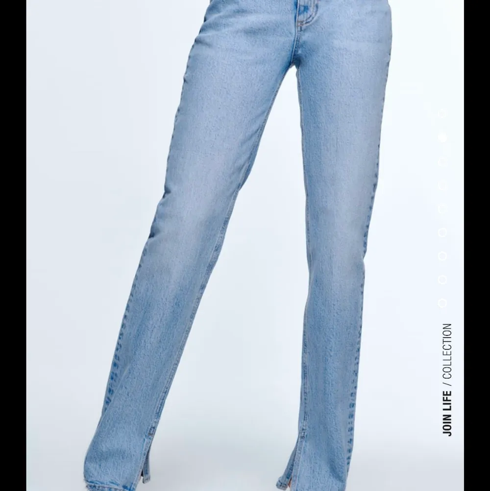 Fina blåa jeans i från Zara, har en slits på insidan av benen, går enda ner till marken på mig som är 170. Storlek 36. Knappt använda och i jättebra skick. Jeans & Byxor.