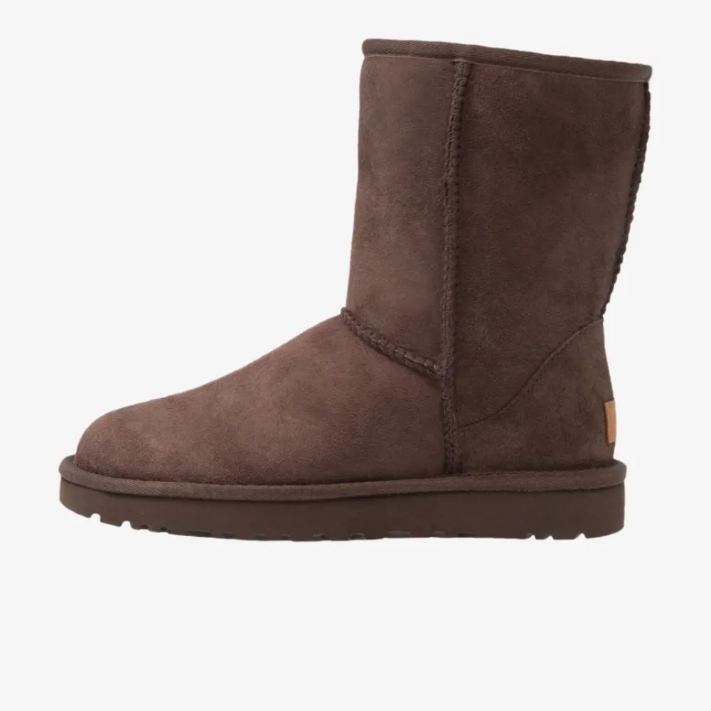 Sparsamt använda UGGS i färgen chocolate. Inköptes förra vintern. Nypris var 2295 kr. . Skor.