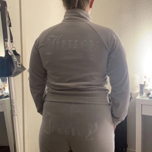 Juicy couture set  - Ljus blått/ grått sett, använd ett par gånger bara. Sorlek M 