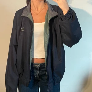 Jacka - Tunn blå jacka, lite grön på insidan 🙌🏼Skriv för fler bilder (: 