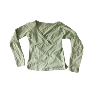 Grön omlott tröja - Snygg långärmad omlott tröja. Ger mig väldigt mycket y2k vibes. Tror att den är från tidigt 2000-tal då lappen ser äldre ut. Svår att få tag på idag. Storlek M men sitter som en S/XS