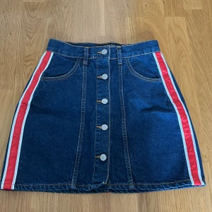 Kjol  - Kort jeanskjol med knappar, detaljer på sidan. Från Alcott (italienskt märke). Kan även skicka om önskas, fraktalternativ kan diskuteras.