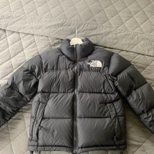The North face jacka - SÄLJER FÖR 1 500! Säljer nu min populära north face jacka då den är för liten för mig!💕 super varm och skön på vintern, ser ut som ny, skriv för fler bilder eller mått 