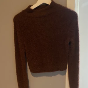 Mysig tröja  - Säljer denna otroligt mysiga tröja från Zara. Är liten i storleken så skulle säga att det är en S. Använd fåtal gånger.  