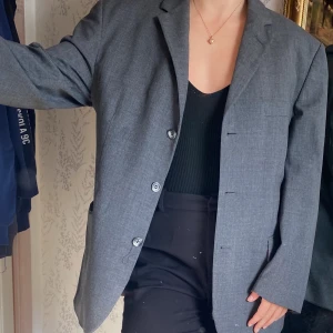 Kavaj - Snygg stor grå kavaj, ganska använd. Står ej storlek, skulle gissa på XL-XXL.