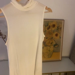 Vitt topp HM - En vit tunn polo topp från HM❣️ nyskick Köpare står för frakt💕