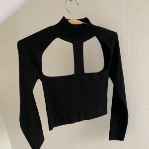 Topp från Zara - Väldigt fin topp från Zara säljes då jag inte använder den 🤍  💗aldrig använt  💗normal i storleken
