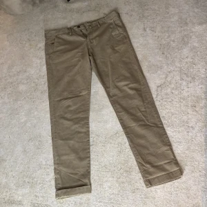 Zara Man Byxor Chinos - Chinosbyxor från Zara Man. Använda men i gott skick. Speciellt diamant prickigt dolt mönster. Säljes pga dom är för små!