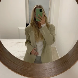 Blazer från Djerf Avenue  - Jättefin blazer från Djerf Avenue säljes då den inte kommer till användning 🤍 Köpt på tise. Har inte använt den själv då jag inte tyckte att den passade mig så bra.  💗Oversized fit 💗färg: greige 💗änvänt et fåtal av gånger (förra säljaren)