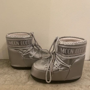 Moon boots - Ett par skit kola moon boots låga i silver. De är i bra sick som du ser på bilderna och storlek 38-41. Skriv vid intresse❣️