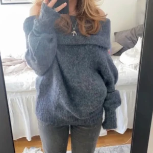 Stickad tröja - Mysig stickad offshoulder tröja, endast testad och prislapp är kvar. Buda från 199 (lånad bild)