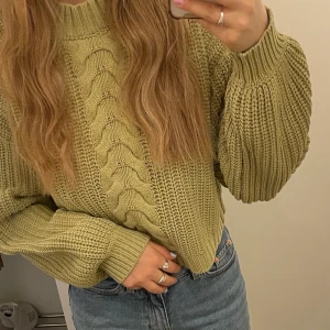 Stickad tröja NA-KD  - Pastellgrön kabelstickad tröja i en croppad modell. Färgen är slut på hemsidan och är superfin till våren men också hösten! 🤍🤍Nypriset är 440 men har använt den ganska mycket men den är i bra skick så den säljs för 200  