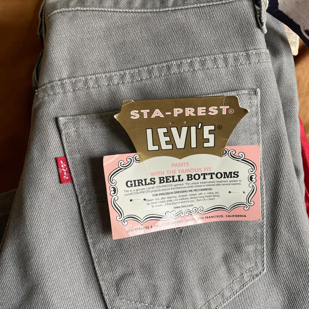 Gråa Levis jeans, retro med lappar kvar  Storlek 27/32 små i storlek!!! Kanske en 25?. Jeans & Byxor.