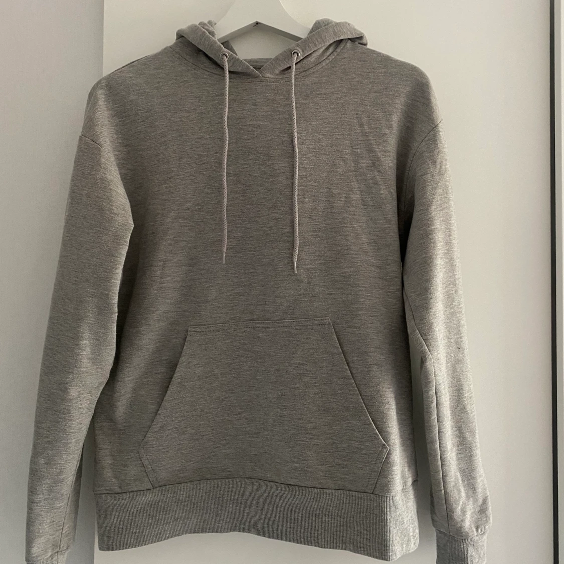 Grå hoddie  - 90