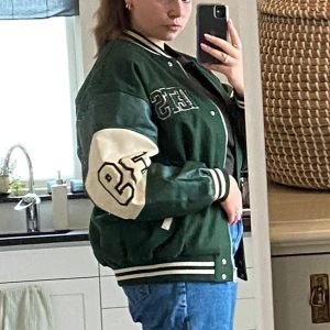 Varsity jacka - Jackan är i helt nyskick endast använt 2 ggr:)