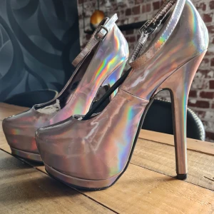 Wild Rose Pumps - Oanvända. Köpta online för 800kr, men var för stora. Riktigt snygga och skimrar i olika nyanser i ljuset.