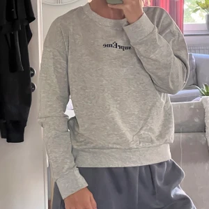 Tröja från Supreme  - Grå sweatshirt från Supreme. Storlek S. Oanvänd.