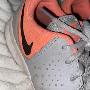 Adidas skor i nyskick  - Super fina och sköna gympadojor! Lite smutsiga nu men tvättas innan jag skickar dem!💗📦