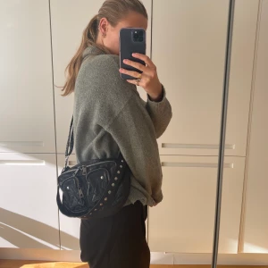 Ellie washed bag  - Mått 16x24x10  Nypris: 1399kr  Väldigt fint skick! Avtagbar axelrem 🧡