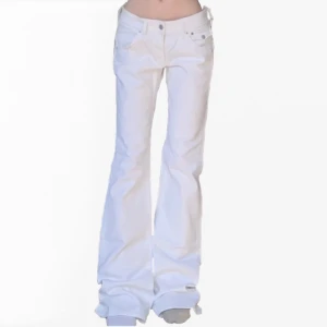 lågmidjade vita jeans - Jättefina lågmidjade vita jeans med coola fickor, köpta på plick men aldrig använda och bra skick då de var helt nya när jag köpte de. Storlek 28, midjemåttet är 78cm och innerbenslängden 86cm (sitter bra på mig som är 175cm) 