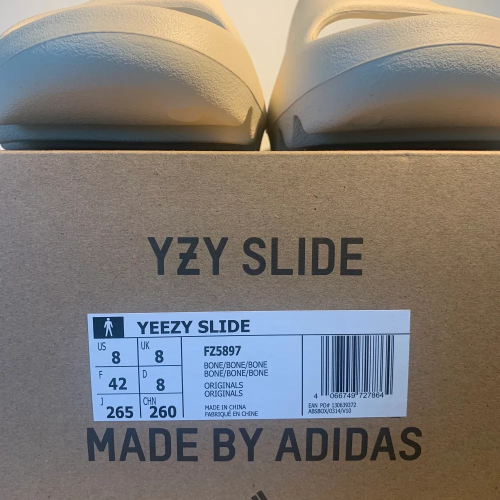 Säljer Yeezy Slide Bone‼️ storlek 42✅ kvitto och box finns✅Pris kan diskuteras✔️om vi har frågor är det bara att ställa👍🏼. Skor.