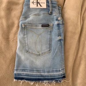 Calvin Klein kjol helt ny - Helt ny oanvänd kjol från Calvin Klein. Jätteskönt stretchigt material. Storlek 16. Köpt på KidsBrandStore där storlek 16 motsvarar ca åldern 16. Skulle säga den är som en XXS i storleken.  Funkar på mig som annars har XS då den är väldigt stretchig.