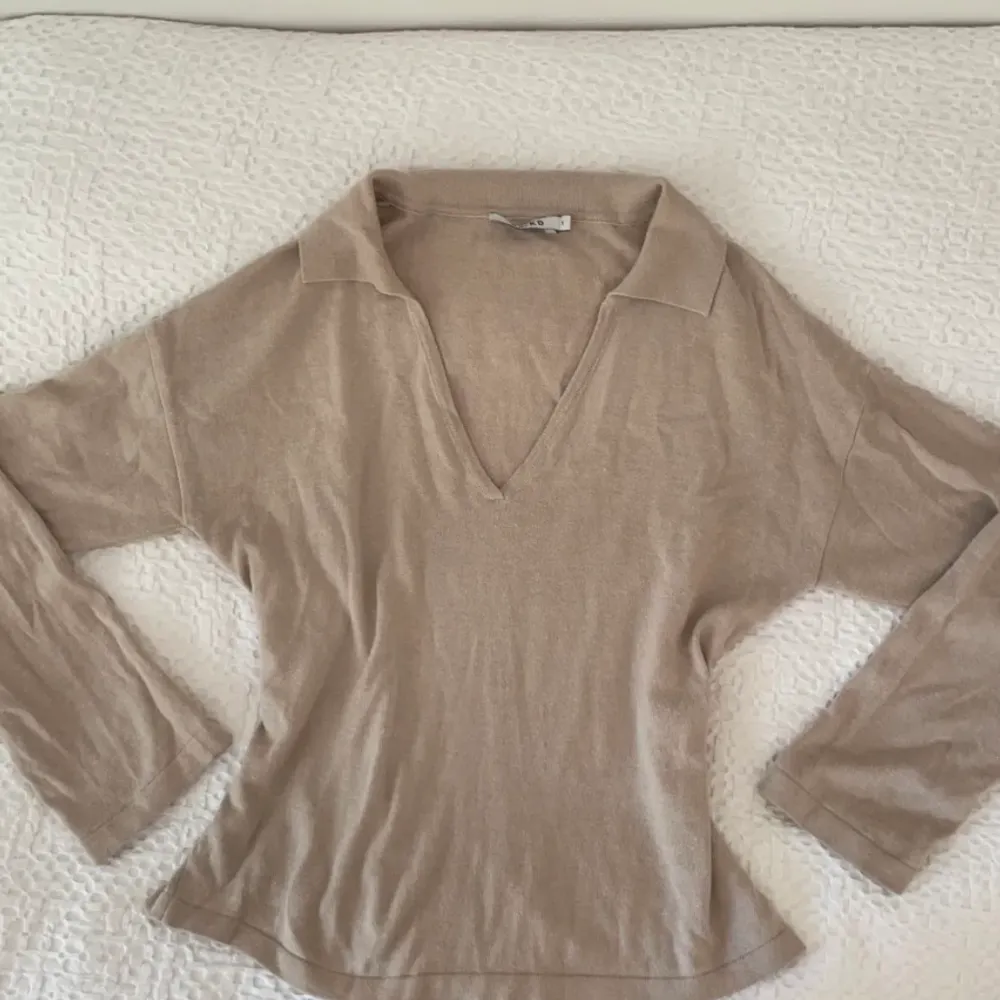 Säljer denna beige tröja från NAKD som är perfekt till hösten! Den är i jättelent ganska tunnt tyg och är i bra skick men har några få små defekter (bild 2), men är inget som syns mycket. Är i storlek S💛. Tröjor & Koftor.